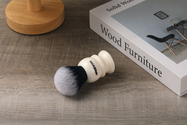 Yaqi 22mm Synthetic Hair Tuxedo Knot White Resin Handle Shave Brush Man
