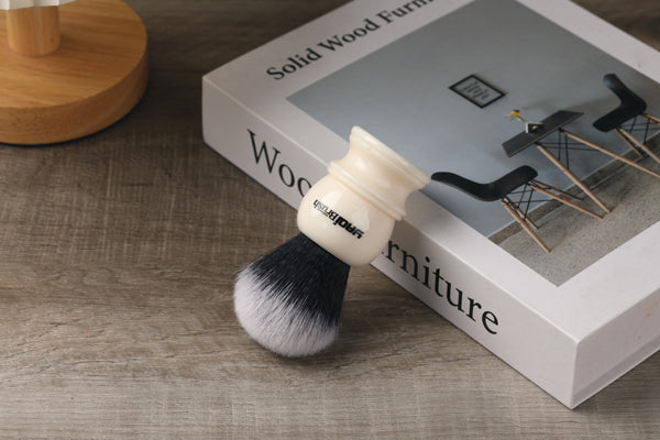 Yaqi 22mm Synthetic Hair Tuxedo Knot White Resin Handle Shave Brush Man