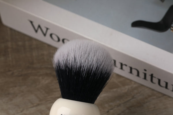 Yaqi 22mm Synthetic Hair Tuxedo Knot White Resin Handle Shave Brush Man