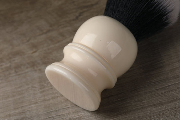 Yaqi 22mm Synthetic Hair Tuxedo Knot White Resin Handle Shave Brush Man