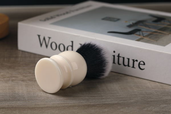 Yaqi 22mm Synthetic Hair Tuxedo Knot White Resin Handle Shave Brush Man