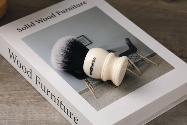 Yaqi 22mm Synthetic Hair Tuxedo Knot White Resin Handle Shave Brush Man